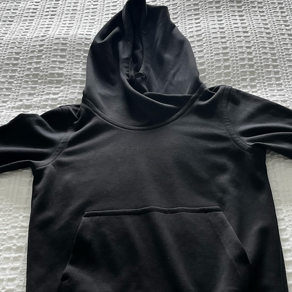Lululemon black hoodie great condition size 4 like new